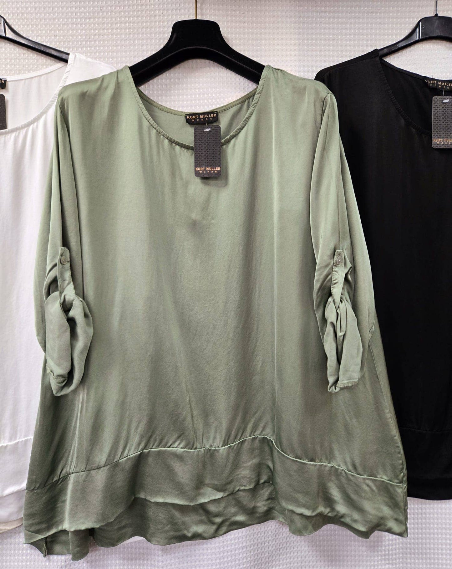 CREW NECK DIPPED HEM SATEEN TOP