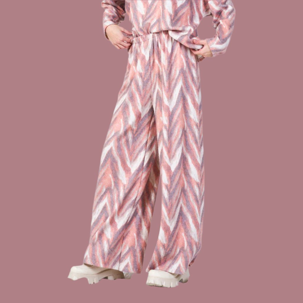 Cozy knitwear set with chevron print.