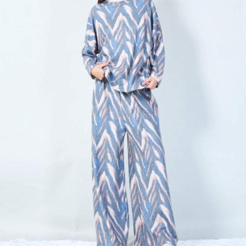 Cozy knitwear set with chevron print.