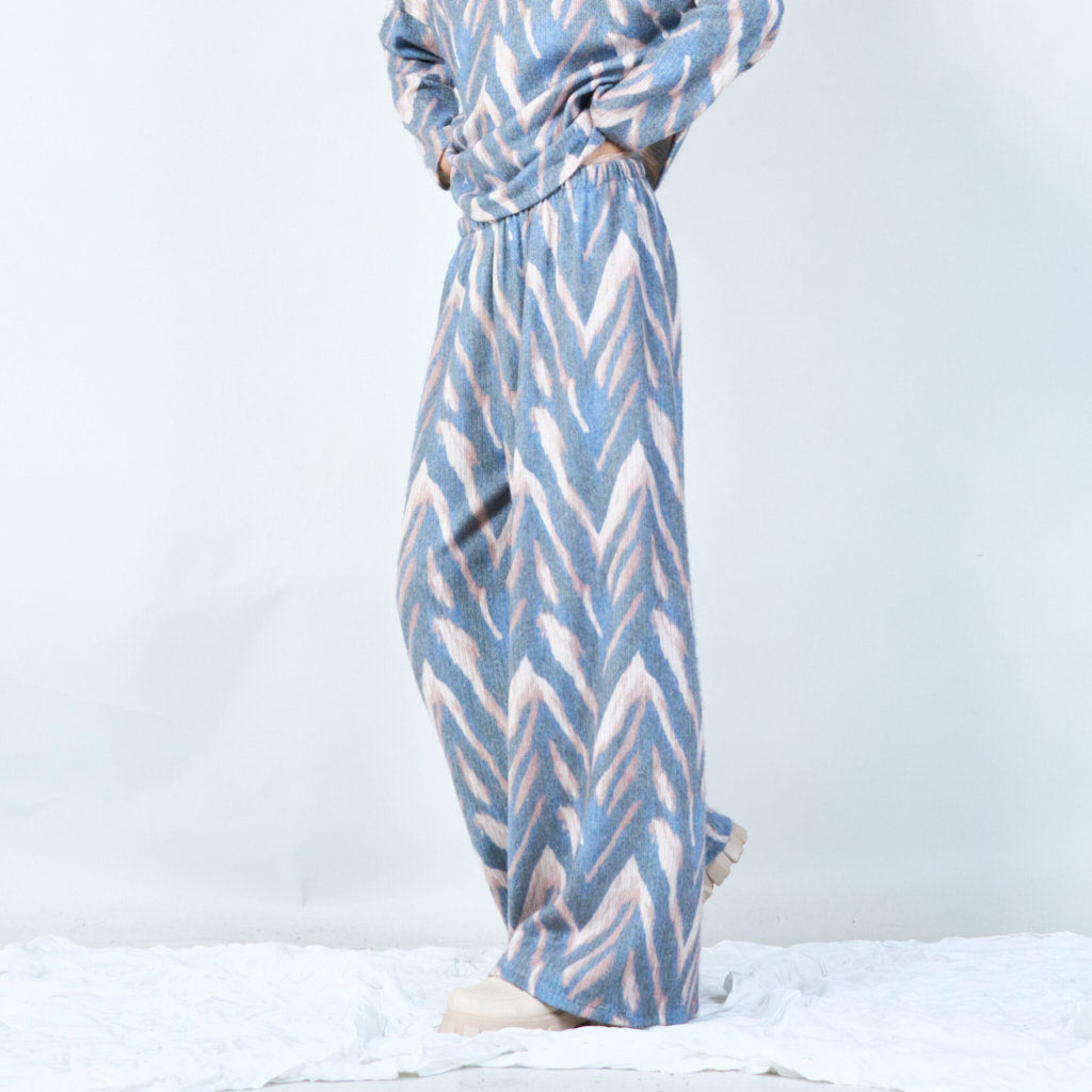 Cozy knitwear set with chevron print.