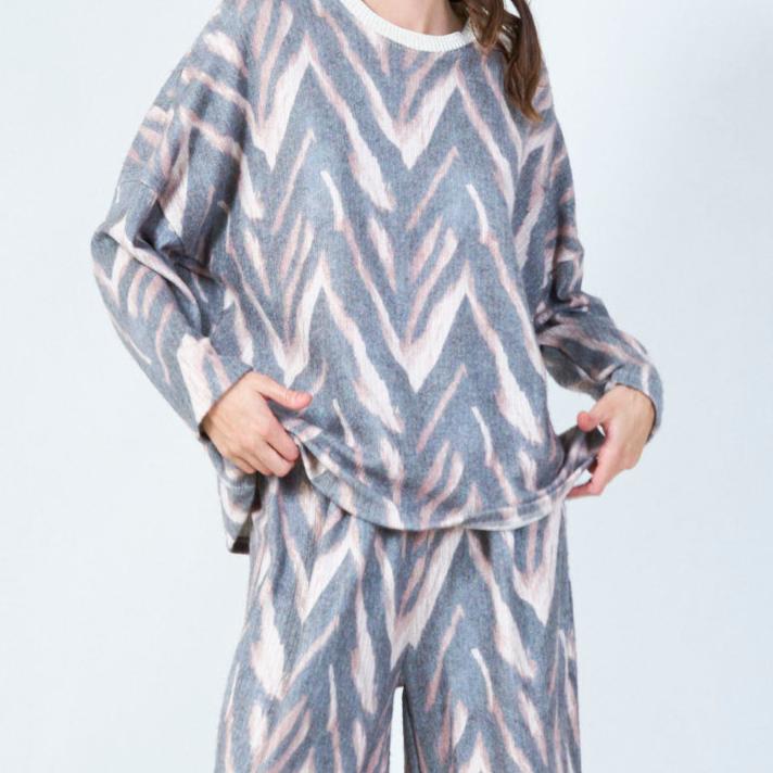 Cozy knitwear set with chevron print.